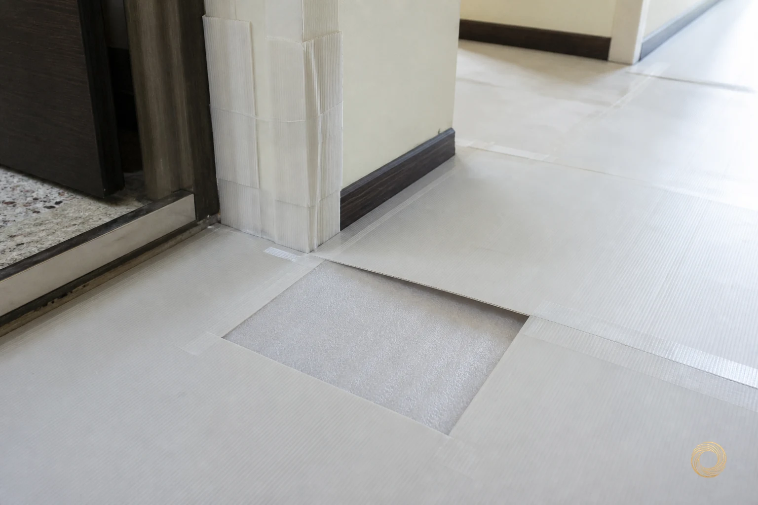 室內玄關地坪鋪一層軟墊再壓一層硬板的雙層保護，轉角柱邊另外包覆