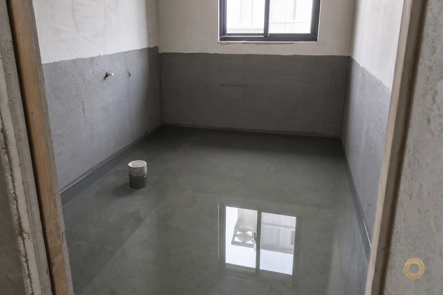 浴室地面防水層完成後進行蓄水試水,地面積水並在牆邊標記水位